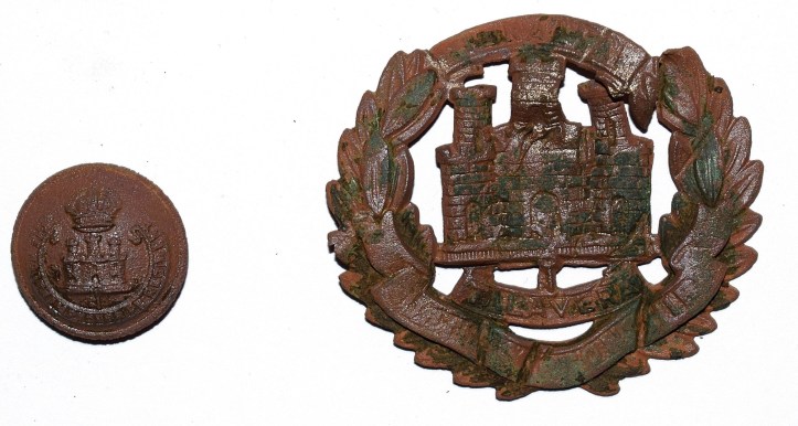 Northamptonshire regiment button and cap badge